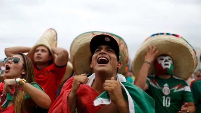 Takhle si na mistrovství světa poradili s kontejnerem plným piva fanoušci Mexika.