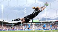 Cecilia Runarsdottir z Islandu zasahuje v zápase proti Finsku na stadionu v Thunu.