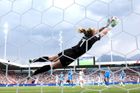 Cecilia Runarsdottir z Islandu zasahuje v zápase proti Finsku na stadionu v Thunu.