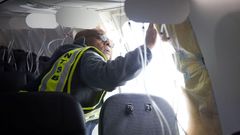 Vyšetřovatel NTSB John Lovell zkoumá Boeing 737-9, který byl nucen nouzově přistát s mezerou v trupu v Portlandu v Oregonu, USA 7. ledna 2024.