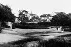 Záběr ze Starých Strašnic z roku 1958, z míst, kde ještě kdysi stával rybník.