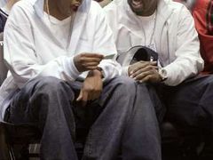 Rapper Jay-Z (vlevo) a P. Diddy se smějí při zápase New Jersey Nets s Miami Heat. Jay-Z je spolumajitelem domácího klubu.