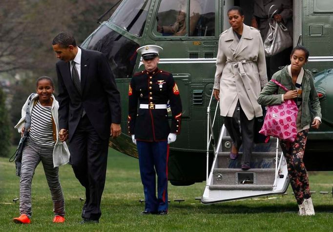 Konečně doma. První rodina Spojených států amerických vystoupila z vrtulníku Marine One u Bílého domu ve Washingtonu.