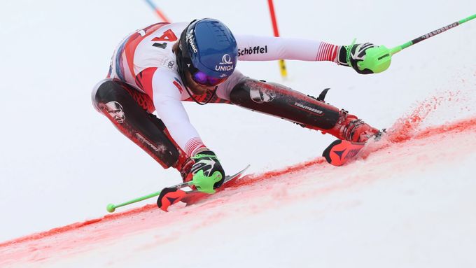 Rakouský lyžař Marco Schwarz při loňském slalomu v Kitzbühelu