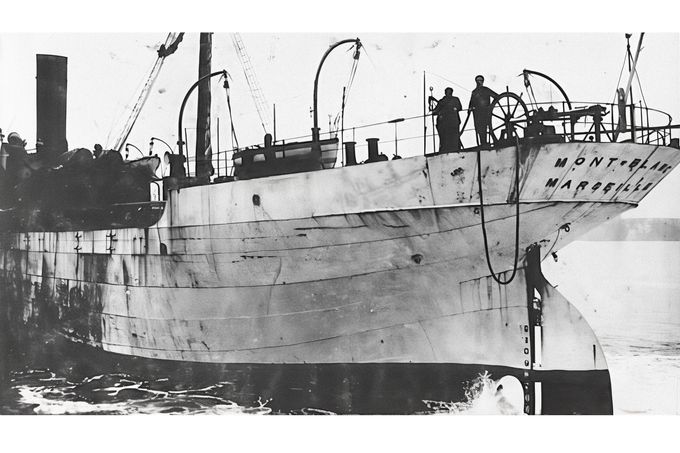 Záď francouzské nákladní lodi SS Mont-Blanc v Halifaxu, 15. srpna 1900. V roce 1917 loď naložená výbušninami způsobila ničivou explozi.