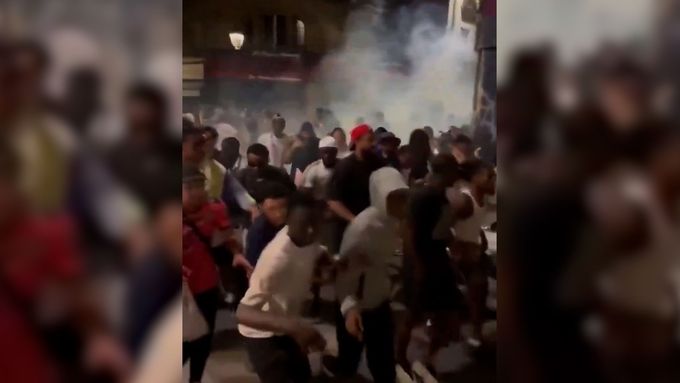 Během každoroční francouzské oslavy Fête de la Musique vypukl chaos