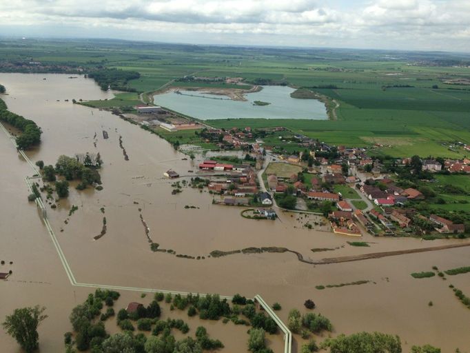 Letecký pohled na zaplavené Zálezlice.