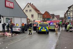 V Německu najelo auto do masopustního průvodu, třicet lidí je zraněných