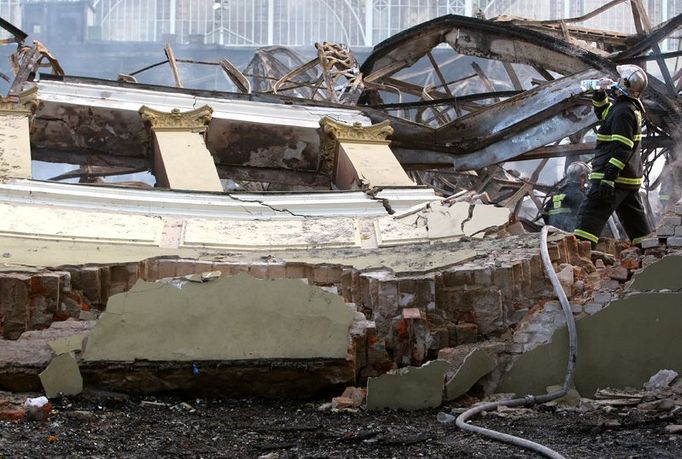 Následky požáru levého křídla Průmyslového paláce na pražském Výstavišti.