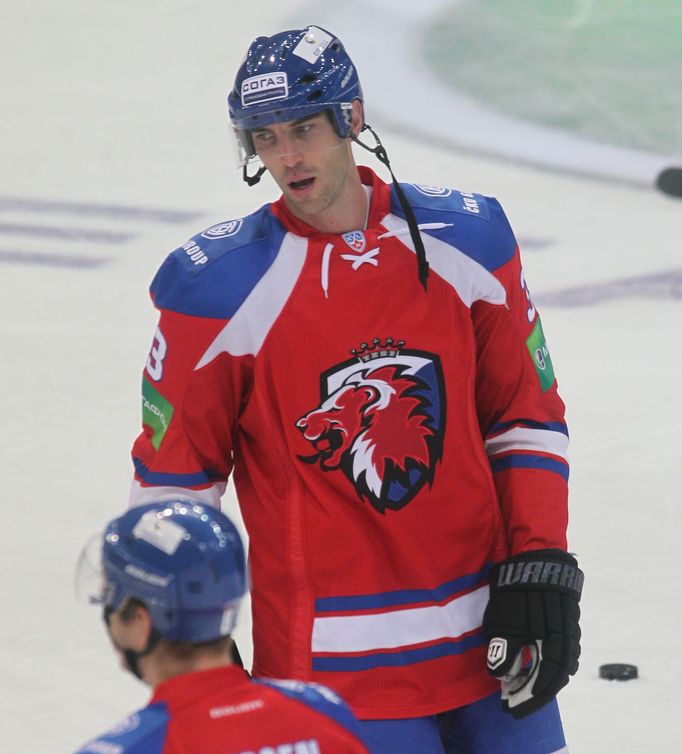 Hokejista Lva Praha Zdeno Chára v utkání KHL 2012/13 proti Dynamu Moskva.