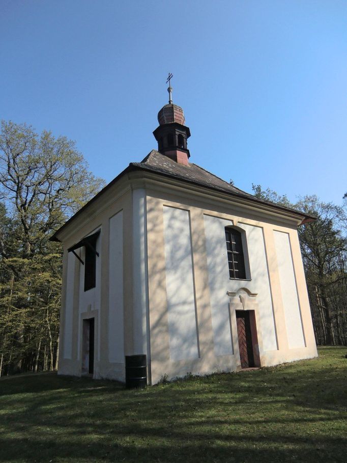 Ostrovec-Lhotka (Plzeňský kraj). Kaple svatého Vojtěcha před renovací.