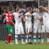 Čeští fotbalisté staví zeď v utkání kvalifikace MS 2014 proti Bulharsku.
