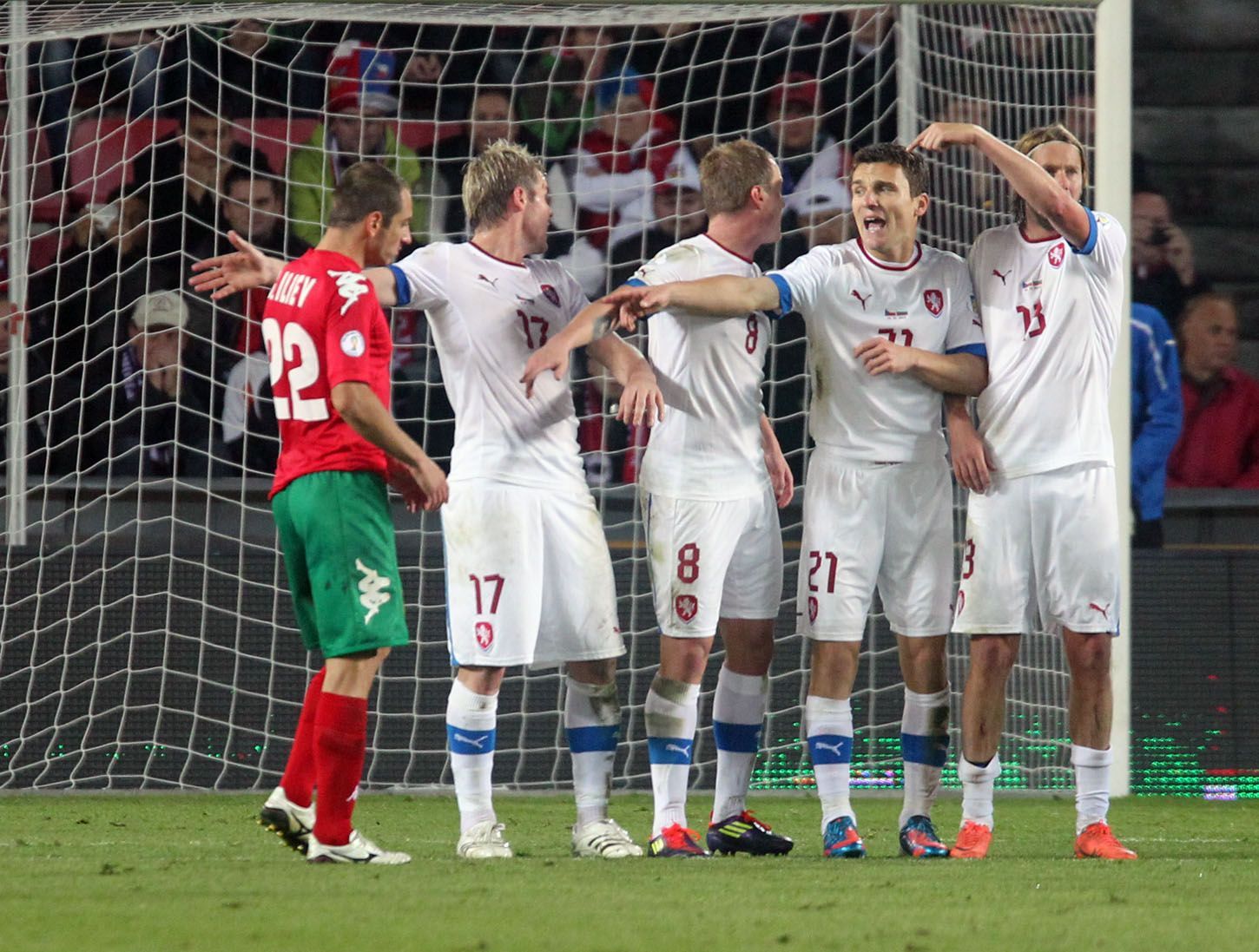 Čeští fotbalisté staví zeď v utkání kvalifikace MS 2014 proti Bulharsku.