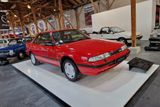 K čtvrté generaci 626 spadá i elegantní kupé z roku 1990 v atraktivní červené barvě.
