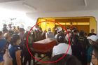 Pohřeb v Peru zachvátila panika. Účastníci uslyšeli klepání zevnitř rakve