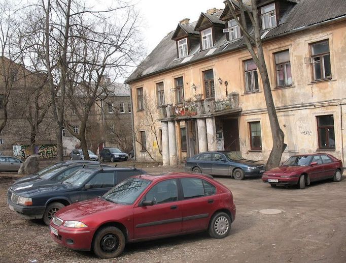 Ačkoliv mnohé budovy při pohledu z ulice budí nedůvěru, uvnitř najdete klasické moderní byty.