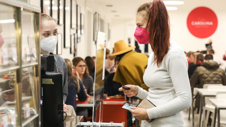Respirátory brání i omikronu, když se správně nosí. Sundáme je v březnu, věří experti; Zdroj foto: Jakub Plíhal