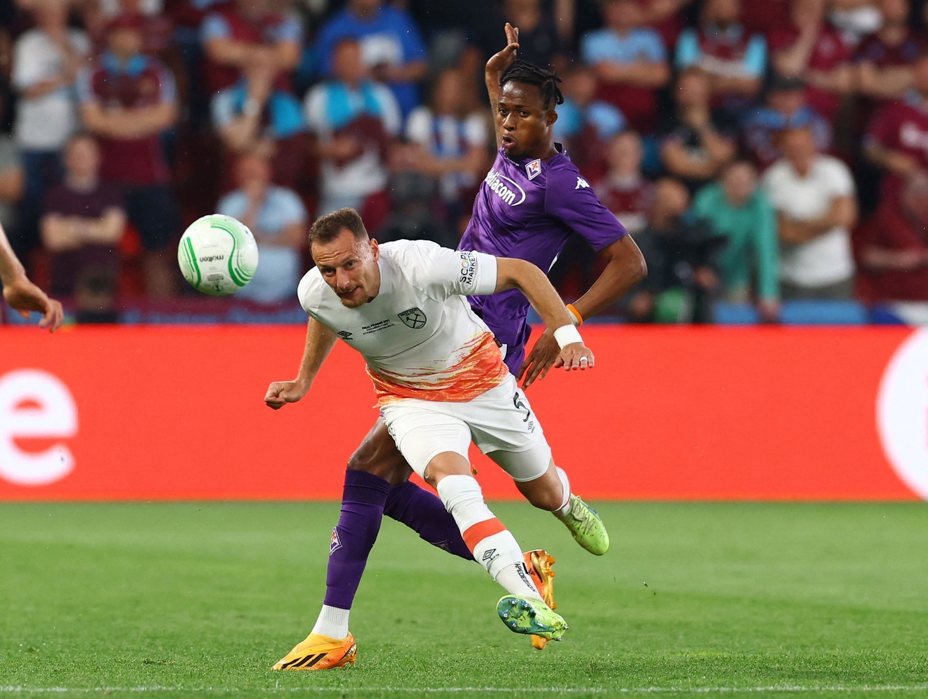 Vladimír Coufal a Christian Kouamé ve finále Konferenční ligy Fiorentina - West Ham