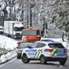 Silnice mezi Frymburkem a Černou v Pošumaví uzavřeli policisté.