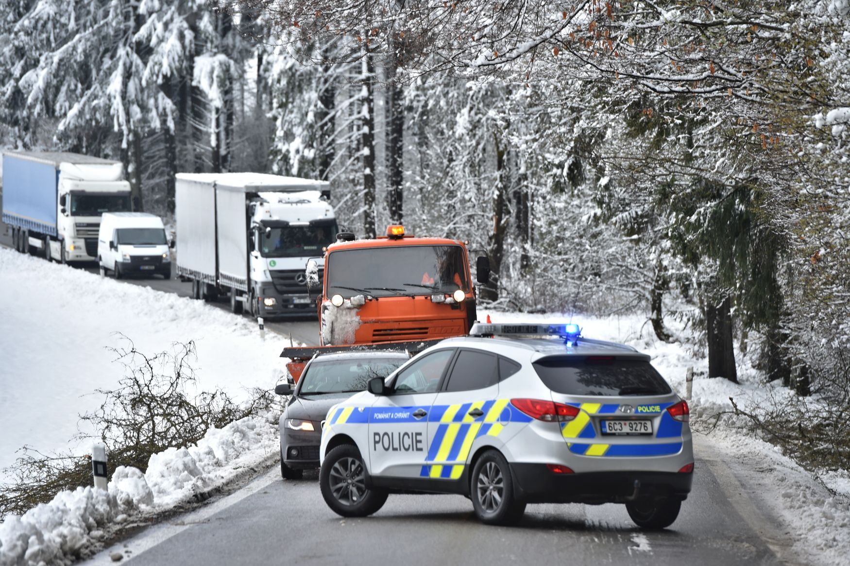 Silnice mezi Frymburkem a Černou v Pošumaví uzavřeli policisté.