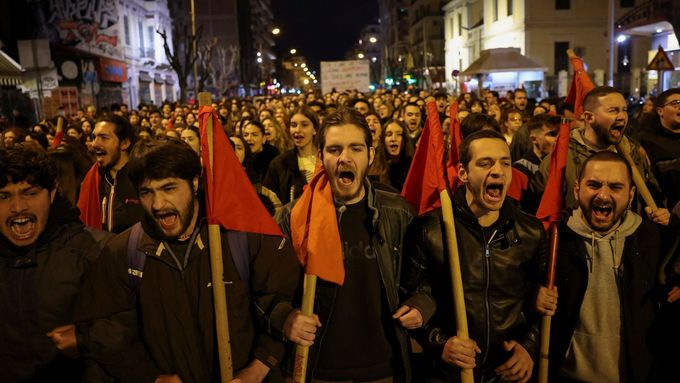 Protestující provolávají hesla během demonstrace po srážce dvou vlaků u města Larisa v řecké Soluni.
