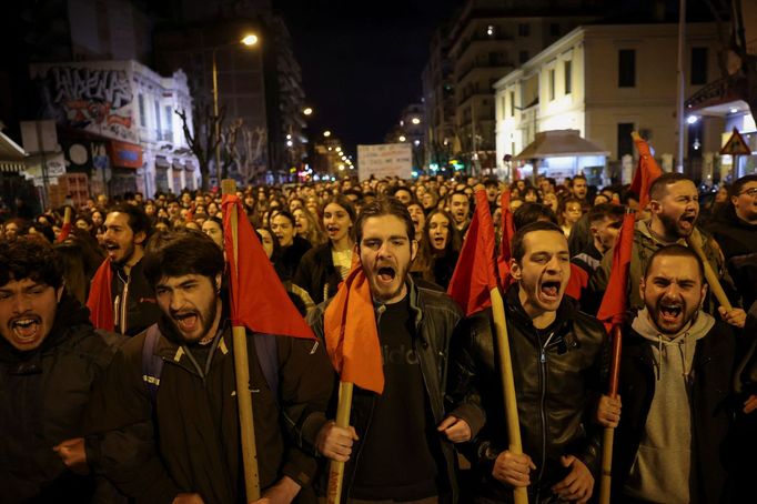 Protestující provolávají hesla během demonstrace po srážce dvou vlaků u města Larisa v řecké Soluni.