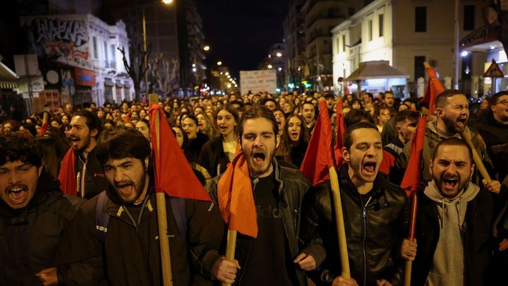 Řecký premiér se omluvil rodinám obětí neštěstí. V Aténách demonstrují tisíce lidí