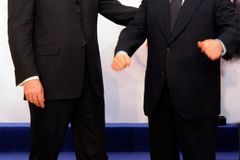 Topolánek mimics Berlusconi rather than answer question
