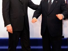 Takto spolu žertovali tehdy ještě premiér Mirek Topolánek a jeho italský protějšek Silvio Berlusconi na summitu EU-USA v Praze z kraje dubna 2009.