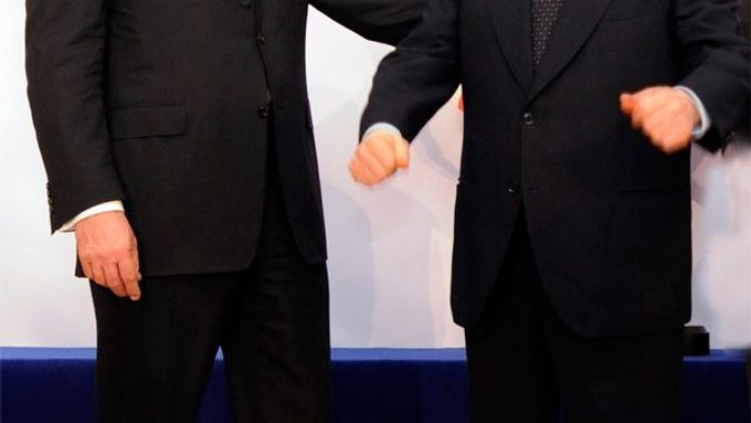 Takto spolu žertovali tehdy ještě premiér Mirek Topolánek a jeho italský protějšek Silvio Berlusconi na summitu EU-USA v Praze z kraje dubna 2009.