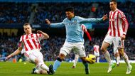 Sergio Agüero z Manchesteru City prochází mezi dvojicí ze Stoke Ryan Shawcross (vlevo) a Geoff Cameron.