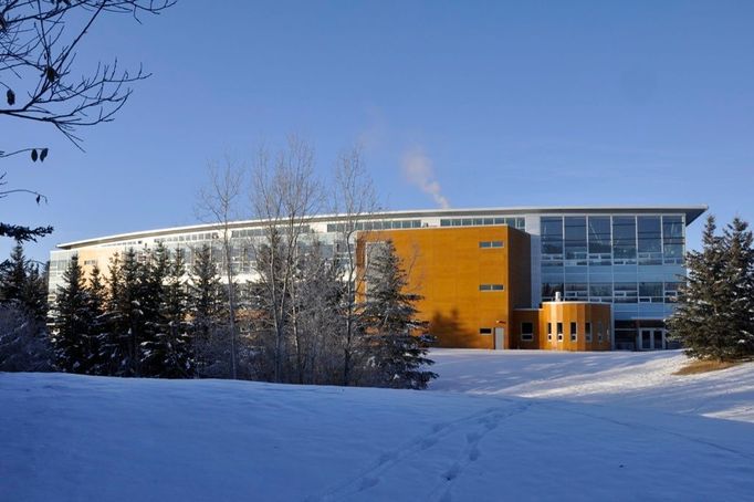 Akademické výzkumné centrum Univerzity Athabasca Architekt:  Manasc Isaac Architects  Zimní exteriér.