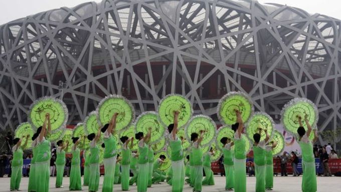 Taneční představení před pekingským stadiónem u příležitostí oslav 100 dní, zbývajících do začátku olympiády.