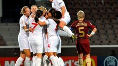 Fotbalsitky Anglie slaví gól v síti Ruska