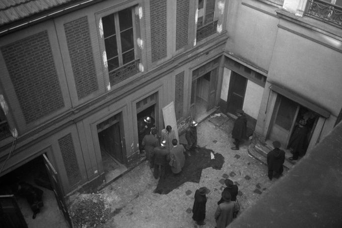 Vnitřní nádvoří domu na adrese 21 Rue Le Sueur v Paříži, kde lékař Marcel Petiot zavraždil během německé okupace 27 osob, převážně židovských uprchlíků. 1946