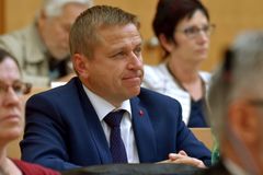 Starostu Ostrova chtějí vyloučit z ČSSD, zvedl ruku pro hejtmanku za ANO
