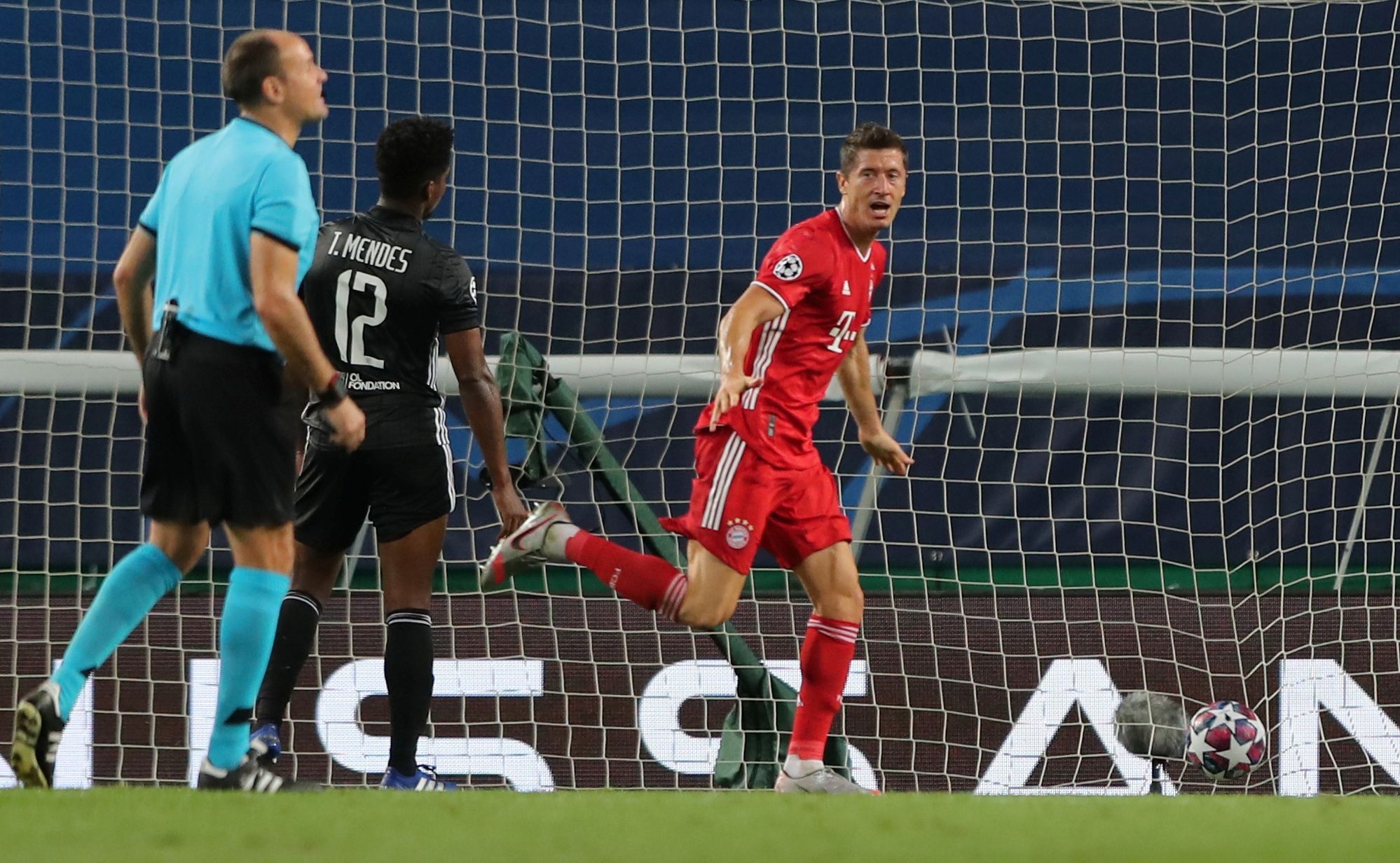 Robert Lewandowski slaví gól v semifinále LM Bayern - Lyon