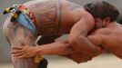 Yawalapiti men wrestle in the Xingu National Park, Mato Grosso State, May 8, 2012. In August the Yawalapiti tribe will hold the Quarup, which is a ritual held over several days to honour in death a person of great importance to them. This year the Quarup will be honouring two people - a Yawalapiti Indian who they consider a great leader, and Darcy Ribeiro, a well-known author, anthropologist and politician known for focusing on the relationship between native peoples and education in Brazil. Picture taken May 8, 2012. REUTERS/Ueslei Marcelino (BRAZIL - Tags: SOCIETY ENVIRONMENT) ATTENTION EDITORS - PICTURE 12 OF 28 FOR PACKAGE 'LIFE WITH THE YAWALAPITI TRIBE' Published: Kvě. 15, 2012, 5:10 odp.