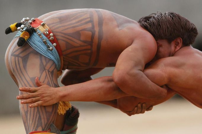 Yawalapiti men wrestle in the Xingu National Park, Mato Grosso State, May 8, 2012. In August the Yawalapiti tribe will hold the Quarup, which is a ritual held over several days to honour in death a person of great importance to them. This year the Quarup will be honouring two people - a Yawalapiti Indian who they consider a great leader, and Darcy Ribeiro, a well-known author, anthropologist and politician known for focusing on the relationship between native peoples and education in Brazil. Picture taken May 8, 2012. REUTERS/Ueslei Marcelino (BRAZIL - Tags: SOCIETY ENVIRONMENT) ATTENTION EDITORS - PICTURE 12 OF 28 FOR PACKAGE 'LIFE WITH THE YAWALAPITI TRIBE' Published: Kvě. 15, 2012, 5:10 odp.