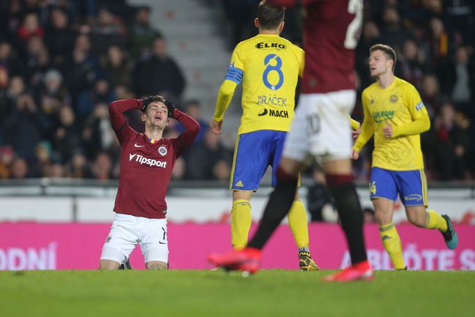 David Moberg Karlsson a Petr Jiráček (8) v zápase 23. kola Sparta - Zlín