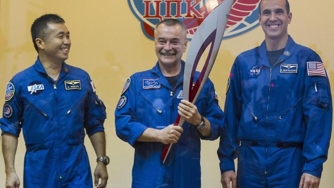 Kosmonauti z olympijskou pochodní.