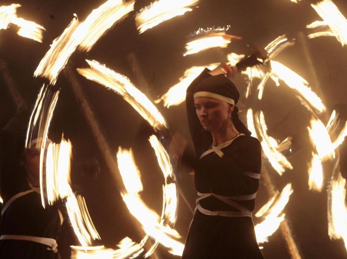 Artists from Lithuanian theatre "Litfire" perform with fire during a fire festival in Minsk May 19, 2012. REUTERS/Vasily Fedosenko (BELARUS - Tags: SOCIETY) Published: Kvě. 20, 2012, 3:50 dop.