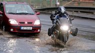 Odvážný průjezd motorkáře zaplavenou silnicí. Na Pohořelci stačila jediná uvolněná kostka po bouřkové záplavě k tomu, aby vykolejila tramvaj číslo 23. Nikdo nebyl zraněn.