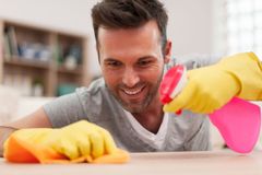 Nezaměstnaní vám doma uklidí a vyžehlí. Úřad práce chystá test nových služeb