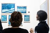 Galerie Ibasho z belgických Antverp představila několik japonských umělců. Zde jsou vidět modrotisky (kyanotypie) umělkyně Miky Horieové na japonském papíře gampi.