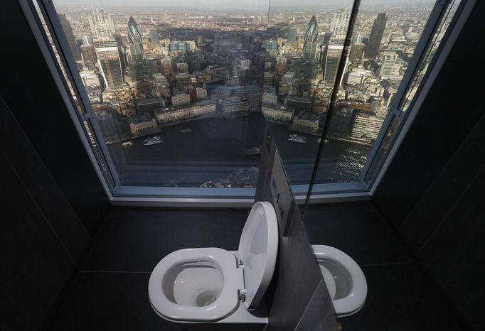 ATTENTION EDITORS - EMBARGOED FOR PUBLICATION TO 00:01 GMT JANUARY 11, 2013 A toilet overlooking the financial district is seen in a restroom of The View gallery at the Shard, western Europe's tallest building, in London January 9, 2013. The View, the public viewing deck accessible by high speed elevators on the 309 metre (1013 feet) Shard building, opens on February 1. Picture taken January 9, 2013. REUTERS/Luke Macgregor (BRITAIN - Tags: TRAVEL CITYSCAPE) TEMPLATE OUT Published: Led. 10, 2013, 12:07 odp.