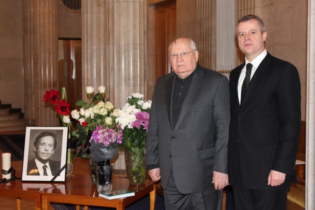 Bývalý sovětský prezident Michal Gorbačov se na české ambasádě v Moskvě poklonil památce Václava Havla