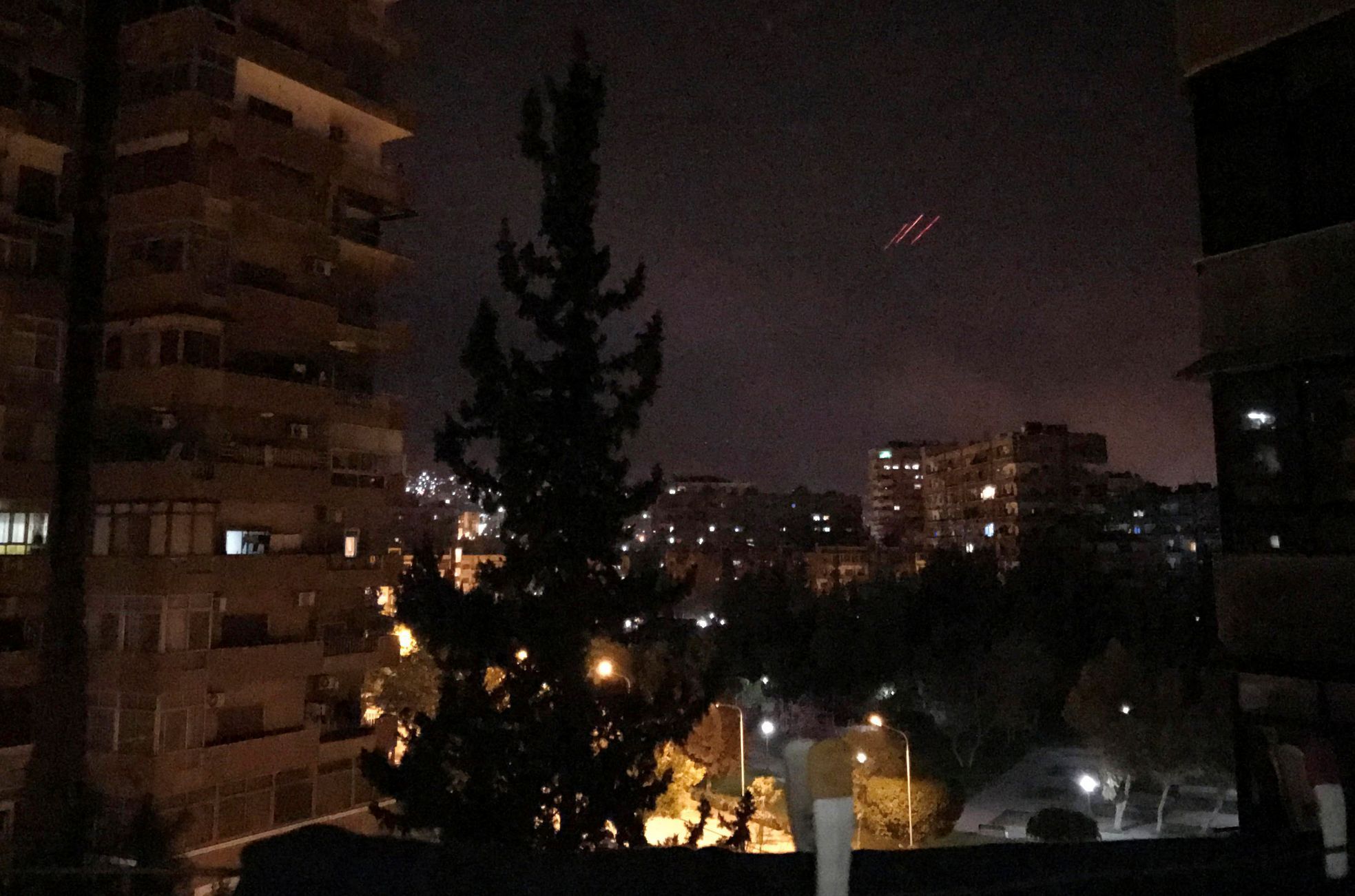 Na snímku z Damaška je vidět protiletecká palba.
