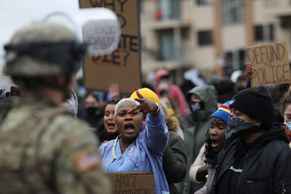 Policistka v Minnesotě zastřelila černocha. Protesty se zvrhly v nepokoje i rabování