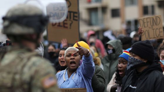 Policistka v Minnesotě zastřelila černocha. Protesty se zvrhly v nepokoje i rabování